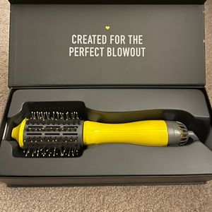 Drybar single shot blow-dryer brush